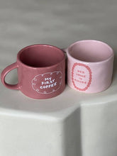 Kubek ceramiczny „Her name is Amore”, różowo-różowy