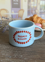 Kubek French Kissing – Ręcznie robiony, można używać w mikrofalówce i myć w zmywarce, 9x9x7 cm – Idealny na przerwy kawowe i jako prezent